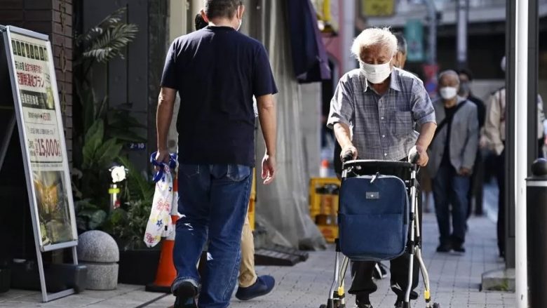 Për herë të parë, mbi 10% e popullsisë së Japonisë tani është 80 vjeç ose më e vjetër