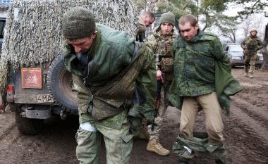 "Mirënjohës ndaj ushtarëve ukrainas", rusët që nuk duan të luftojnë, gëzohen kur arrestohen të gjallë nga Ukraina