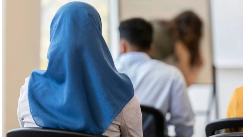 Drejtori i Arsimit në Pejë për rastin e përjashtimit të nxënëses me mbulesë: Ligji ndalon bartjen e uniformës fetare në shkolla