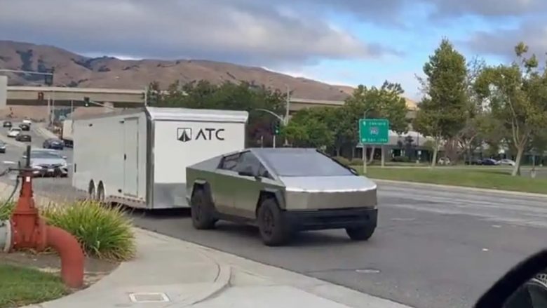 Tesla Cybertruck shihet duke u testuar – duke  tërhequr një rimorkio të madhe