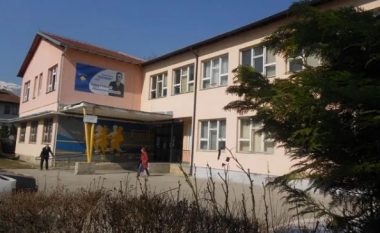 13 vjeçarja përjashtohet për shkak të mbulesës, protestojnë nxënësit e shkollës “Asdreni” në Pejë