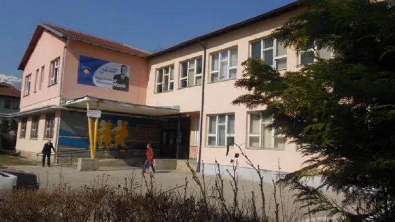 13 vjeçarja përjashtohet për shkak të mbulesës, protestojnë nxënësit e shkollës “Asdreni” në Pejë