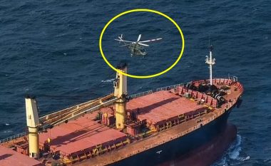 Momenti kur forcat speciale hyjnë nga një helikopter në një anije që mbante kokainë me vlerë rreth 155 milionë euro në brigjet e Irlandës