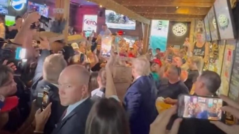 Donald Trump shpërndau pica për mbështetësit në një bar-lokal në Iowa