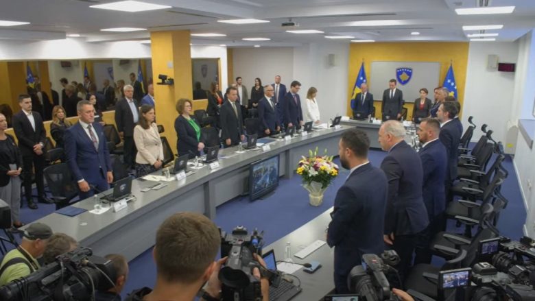Mbledhja e Qeverisë së Kosovës nis me një minutë heshtje në nderim të policit Bunjaku