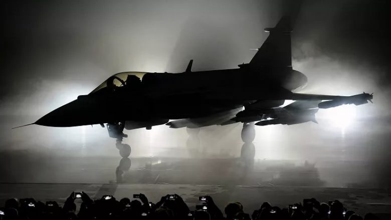 Aeroplani luftarak suedez që mund të bëjë ndryshimin në luftën në Ukrainë