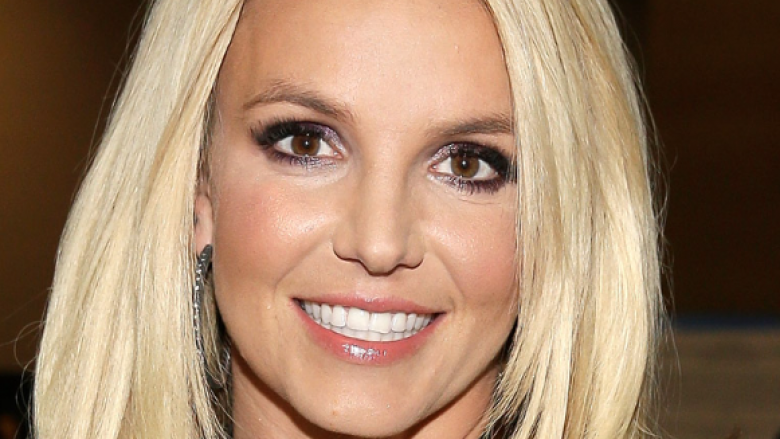 Britney Spears zbulon tatuazhin e ri, një gjarpër