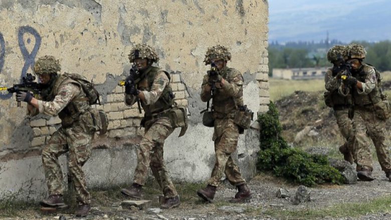 Një bazë britanike ka kufizuar numrin e ushtarëve ukrainas që stërvit pas ankesave nga vendasit për zhurmën