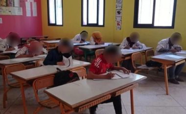 Tërmeti u mori jetën të 32 nxënësve, mësuesja qan në klasën bosh në Marok