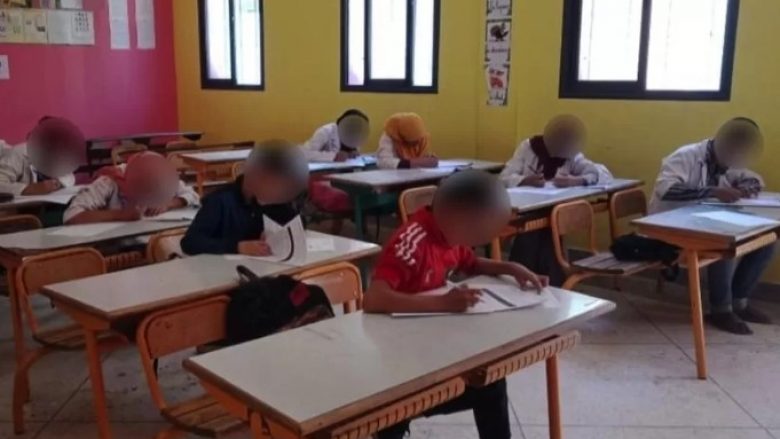 Tërmeti u mori jetën të 32 nxënësve, mësuesja qan në klasën bosh në Marok