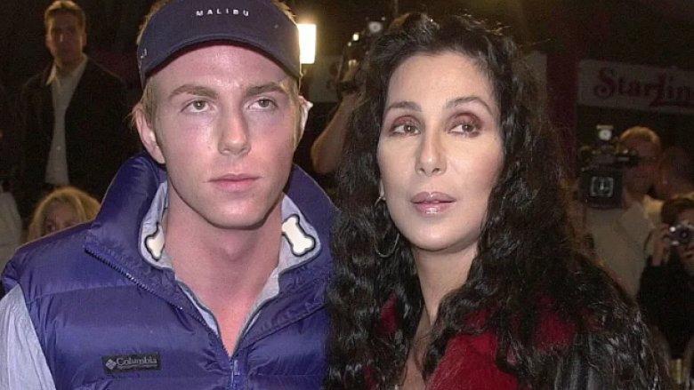 Cher dyshohet se punësoi katër burra për të rrëmbyer djalin e saj, Elijah Blue Allman