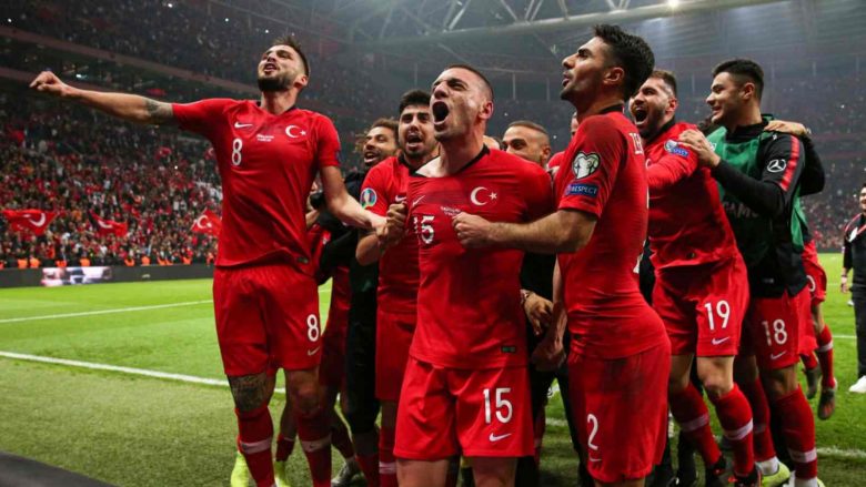 Ish-trajneri i Milanit pritet të emërohet në krye të stolit të Turqisë
