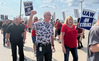 UAW zgjeron grevat kundër GM dhe Stellantis, por kursen Ford-in