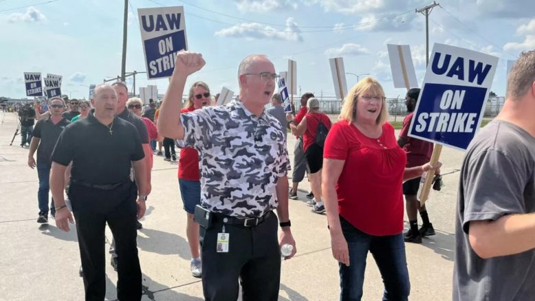 UAW zgjeron grevat kundër GM dhe Stellantis, por kursen Ford-in