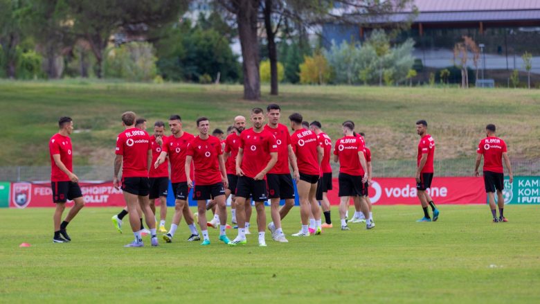 Kuqezinjtë kryejnë stërvitjen e fundit në Shqipëri, shqetëson vetëm një futbollist shkaku i lëndimit