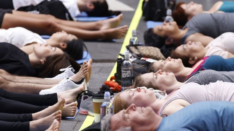 Ushtrimi i meditimit në një klasë të jogës ngatërrohet me një skenë të ‘vrasjeve rituale masive’
