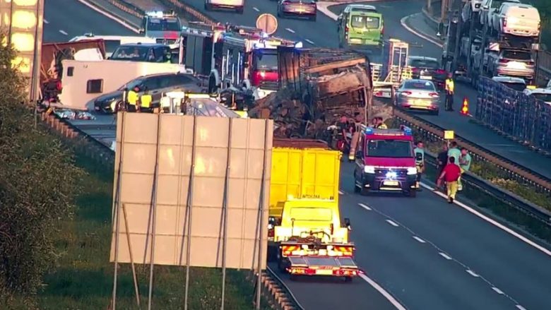 Ishin përfshirë katër vetura dhe dy kamionë – detaje dhe pamje nga vendi i aksidentit që la tre të vdekur afër Lubjanës, Slloveni