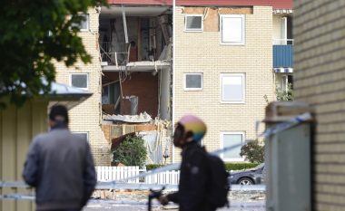 Tre të lënduar pas dy shpërthimeve në dy banesa në Suedi – dyshohet se janë të lidhura me një grindje midis bandave kriminale