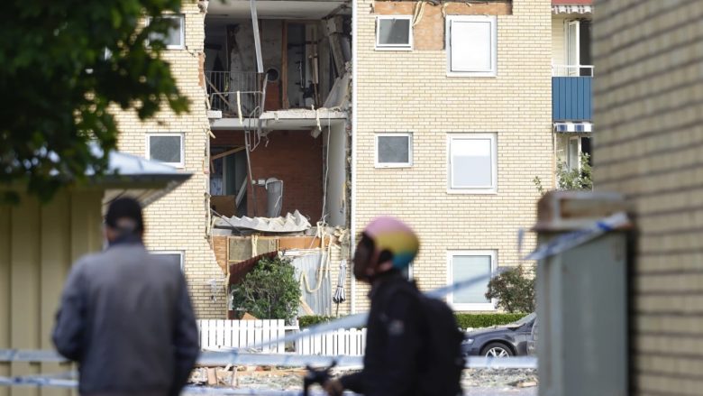 Tre të lënduar pas dy shpërthimeve në dy banesa në Suedi – dyshohet se janë të lidhura me një grindje midis bandave kriminale