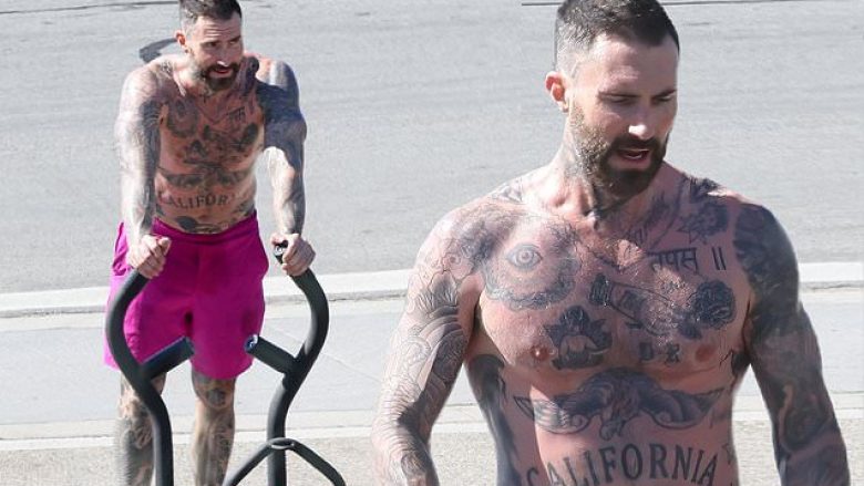 Adam Levine tregon trupin e mbushur me tatuazhe gjatë një seance stërvitore në natyrë