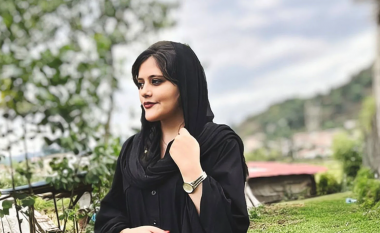 Irani po ashpërson masat për vendosjen e hixhabit, një vit pas vdekjes së Mahsa Aminit