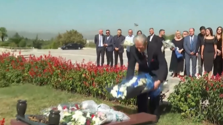 25 vjet nga vrasja e Azem Hajdarit, Berisha kryen homazhe te “Varrezat e Dëshmorëve”
