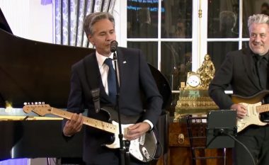 Blinken mori kitarën elektrike dhe i tha këngës tek Departamenti i Shtetit