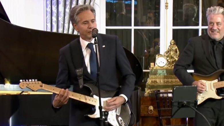 Blinken mori kitarën elektrike dhe i tha këngës tek Departamenti i Shtetit