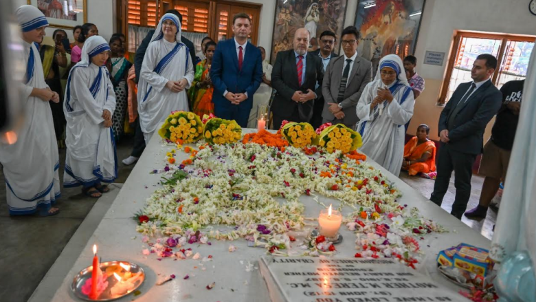 Bujar Osmani vendosi lule në varrin e Nënë Terezës në Indi: Ndjekim amanetin e saj – dashuri dhe mirëkuptim