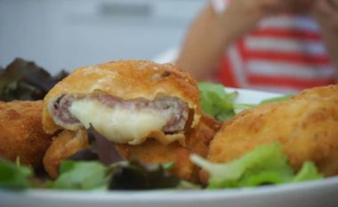 ‘Cordon bleu’: Mish viçi i skuqur i mbushur me djathë dhe proshutë