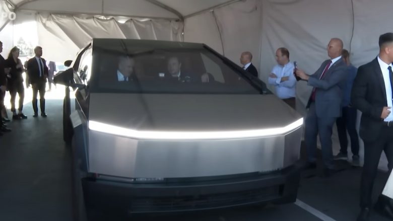 Elon Musk shëtit Netanyahun me Cybertruck