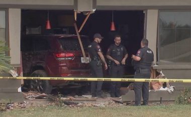 Mbi 20 të lënduar pasi një automjet u përplas dhe “u fut i tëri” në një restorant në Teksas