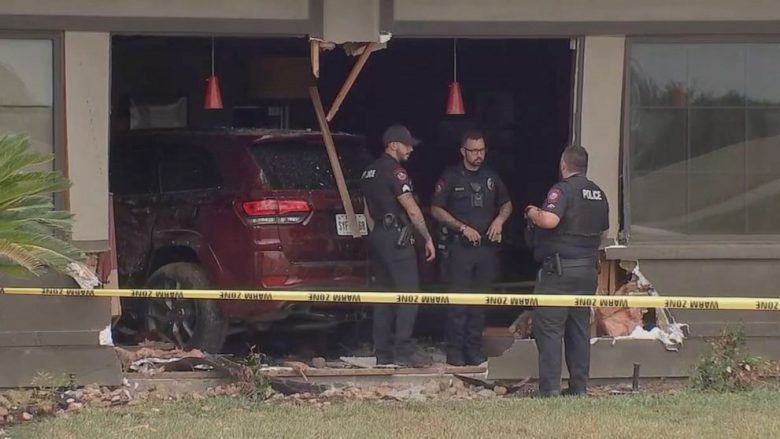 Mbi 20 të lënduar pasi një automjet u përplas dhe “u fut i tëri” në një restorant në Teksas