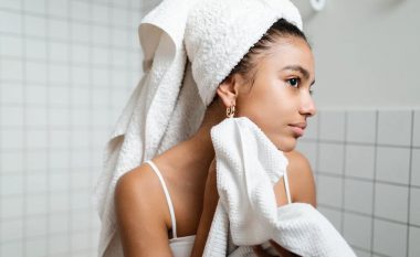 A është e shëndetshme ta lani fytyrën gjatë dushit? Ekspertët me mendime të ndara