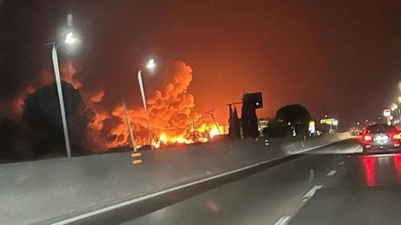Zjarr i madh në fabrikën e bojërave, Ministria e Brendshme thirrje qytetarëve: Shmangni autostradën Tiranë-Durrës