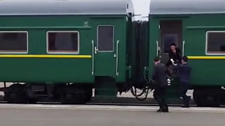 U nisën pa ata, dy persona nga ekipi i medias së Kim Jong-un ishin gati për ta humbur trenin që po largohej nga Rusia