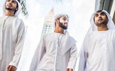 Pse burrat arabë veshin fustane?