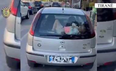 Kishte futur fëmijën në bagazh, gjobitet drejtuesi i mjetit në Tiranë