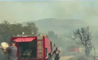 Zjarri rrezikon fshatin në Finiq, banorët nisin të braktisin banesat për të shpëtuar