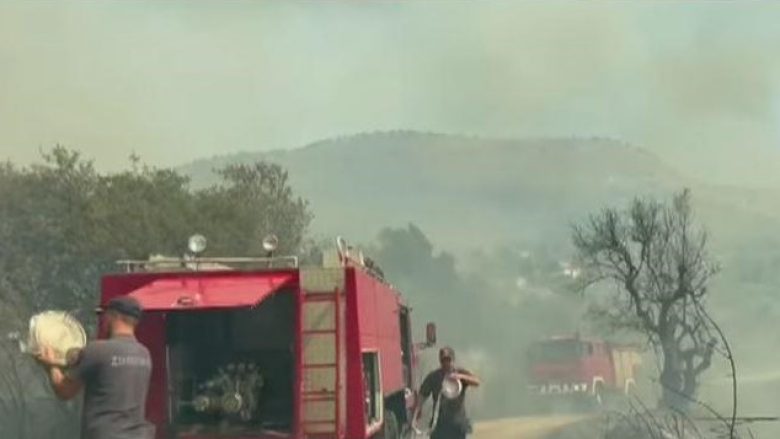 Zjarri rrezikon fshatin në Finiq, banorët nisin të braktisin banesat për të shpëtuar