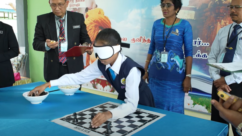 Renditi copëzat në tabelën e shahut për 45 sekonda, 10-vjeçarja nga Malajzia thyen rekordin Guinness