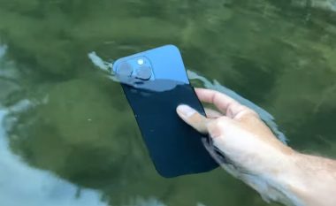'Vloggeri' teston modelin iPhone 15 Pro Max nën ujë