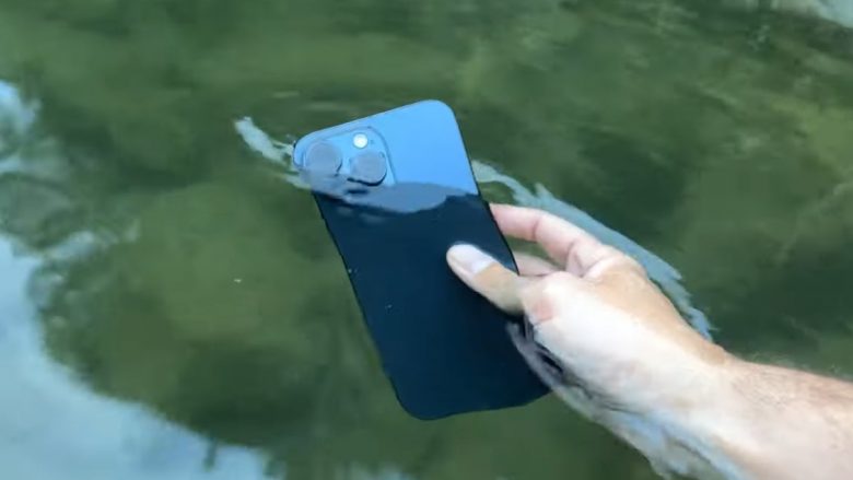 ‘Vloggeri’ teston modelin iPhone 15 Pro Max nën ujë
