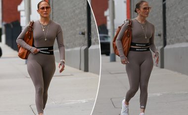 Jennifer Lopez thekson vijën e trupit dhe i vihet në dukje gjoksi në veshjen e ngushtë rrugëve të Los Angelesit