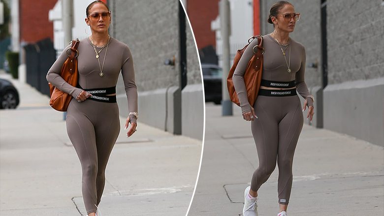 Jennifer Lopez thekson vijën e trupit dhe i vihet në dukje gjoksi në veshjen e ngushtë rrugëve të Los Angelesit