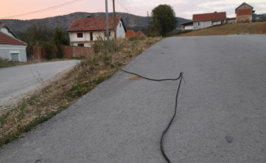 Këputet një kabllo elektrike e ndriçimit publik në një fshat të Kamenicës