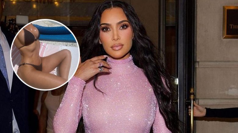 Kim Kardashian tregon trupin e saj të tonifikuar në një pozë provokuese në bikini