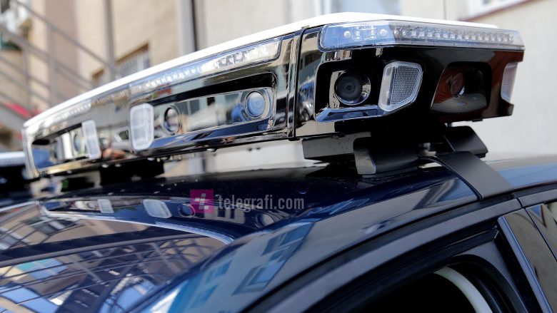 Hetim ndaj tre policëve në Ferizaj pasi në veturën zyrtare i lejuan të hyjnë dy femra