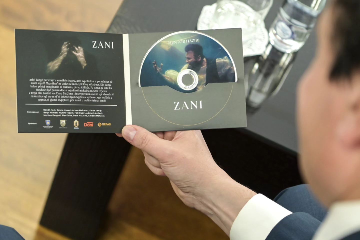 Albin Kurti mirëpret në takim këngëtarin Mentor Haziri, merr dhuratë albumin e tij “Zani”