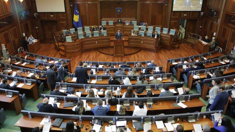 Pozitë e opozitë kritikojnë BE-në për vonesa në ndëshkimin e Serbisë